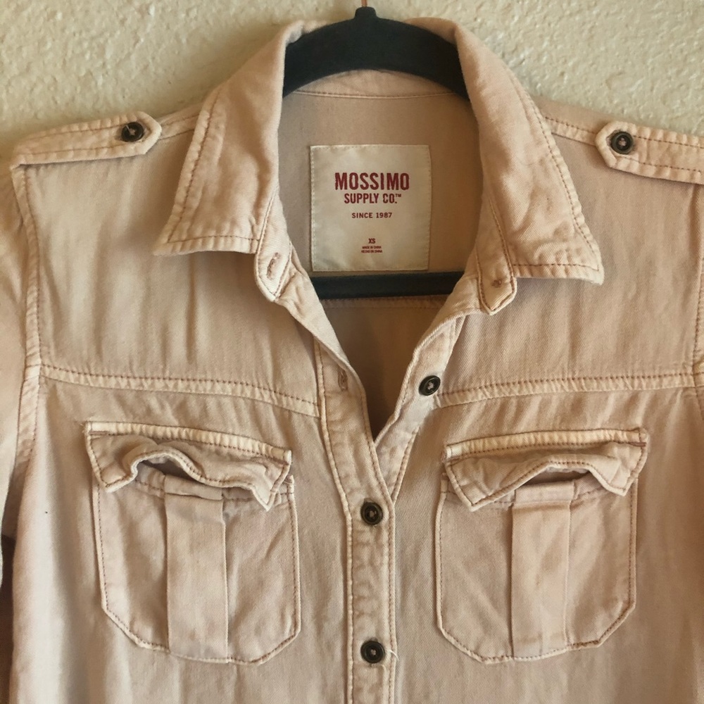 ⭐️ Mossimo Button Up - Picture 3 of 3